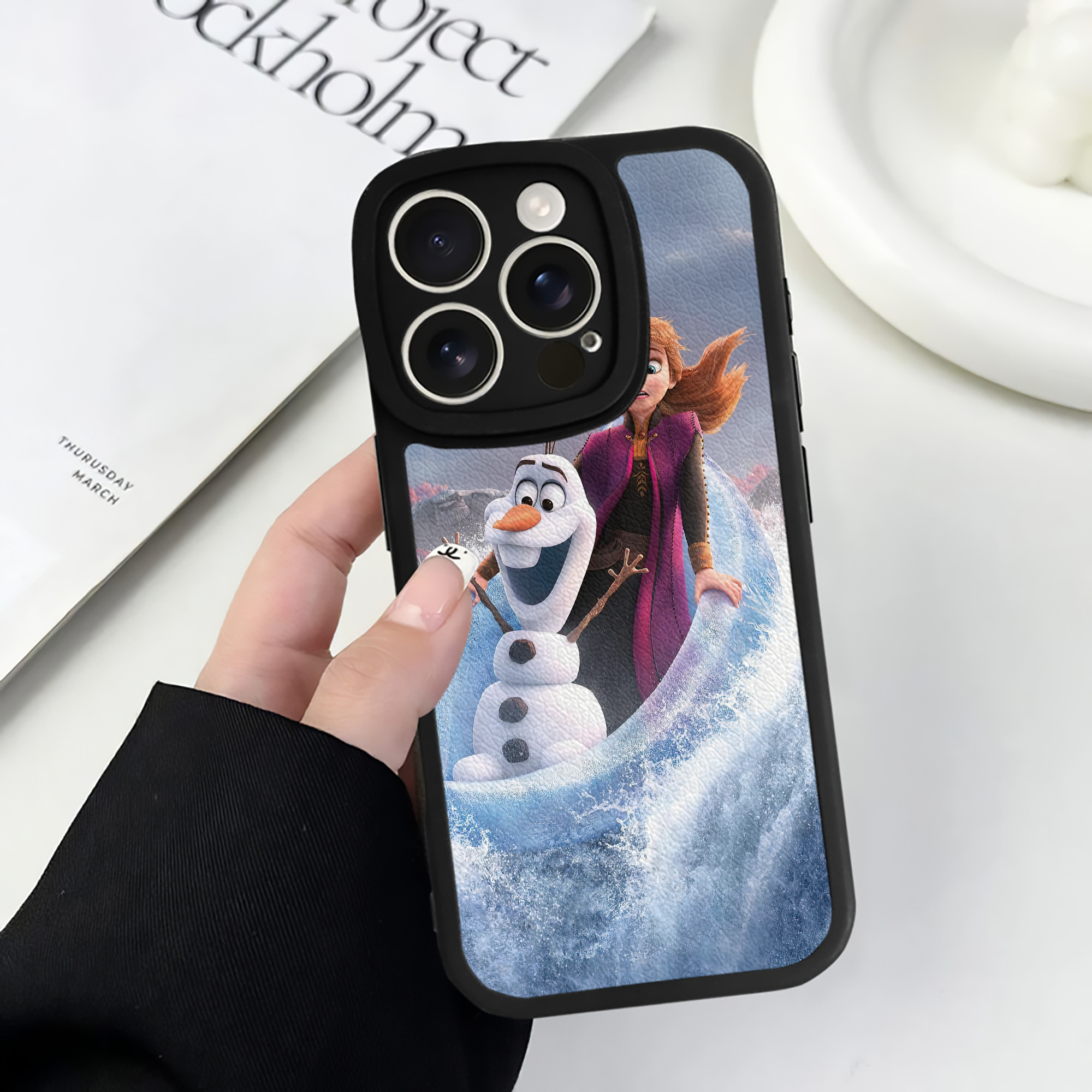 （画像用） アナと雪の女王 アンナ エルサ Frozen Anna Elsa 【iPhone 16シリーズ対応】シリコンスマホケース（レザー調） 材質：シリコン